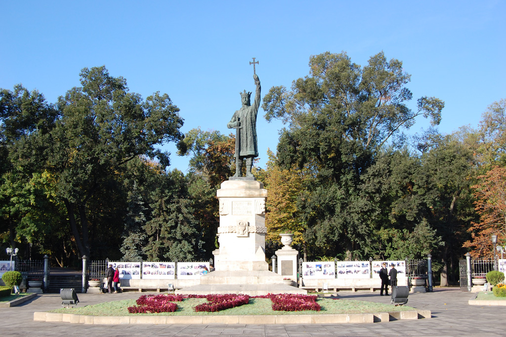 MD, Orasul Chisinau, Chisinau 575 Ani, Monumentul lui Stefan cel Mare