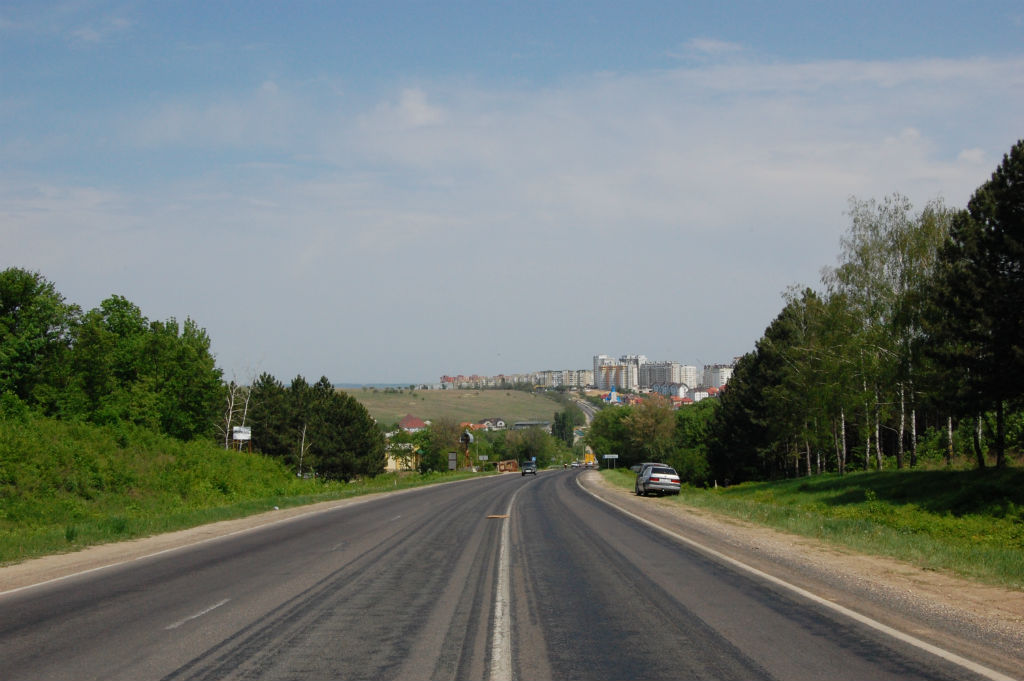 MD, Муниципалитет Chisinau, Satul Dumbrava, Soseaua Balcani, Drumul E581, Drum prin padure, Vedere spre Buiucani