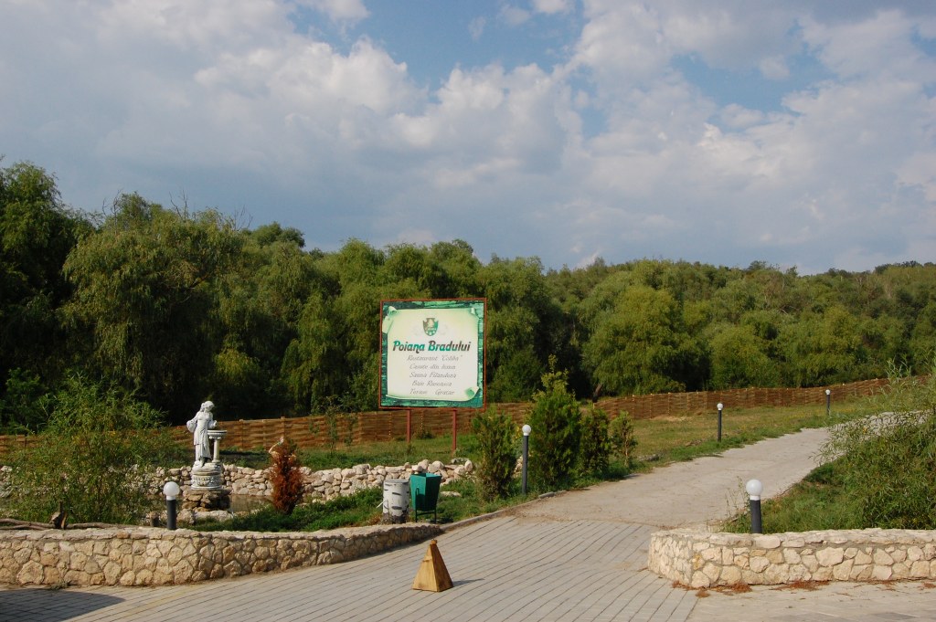 MD, Municipality Chisinau, Satul Colonita, Poiana Bradului - la intrare