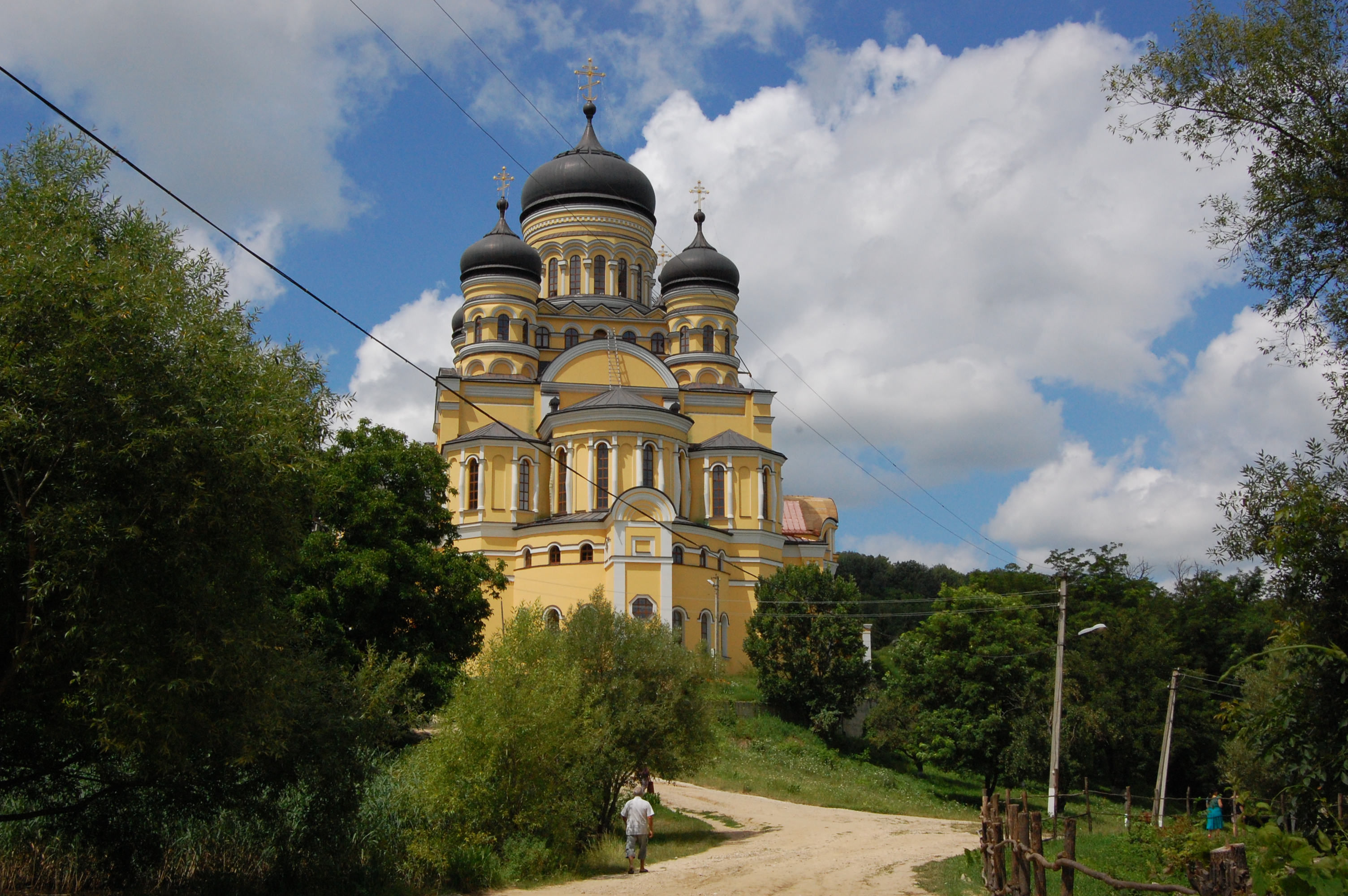 MD, Район Nisporeni, Satul Bursuc, Manastirea Hincu, Catedrala aproape finisitata pe exterior