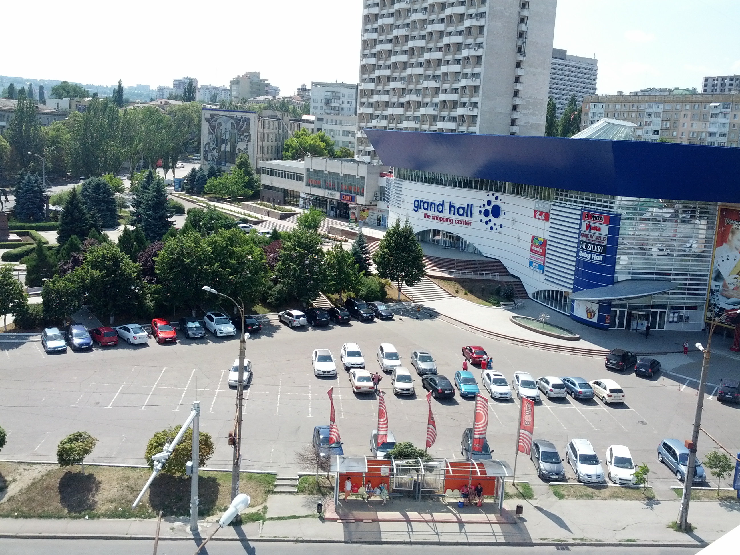 MD, Orasul Chisinau, Parcarea a centrului comercial Grand Hall