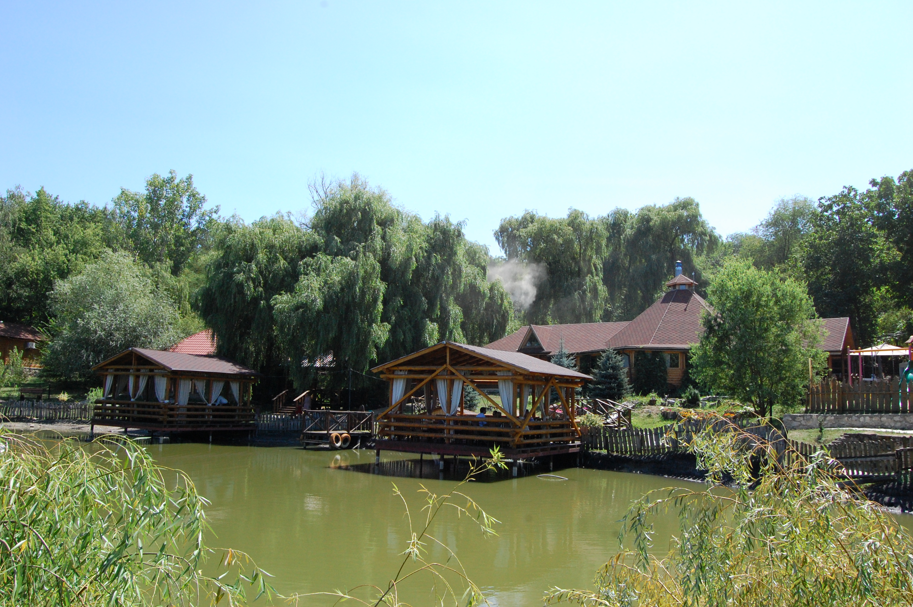 MD, Муниципалитет Chisinau, Satul Colonita, Resturantul de pe malul lacului la Poiana Bradului 