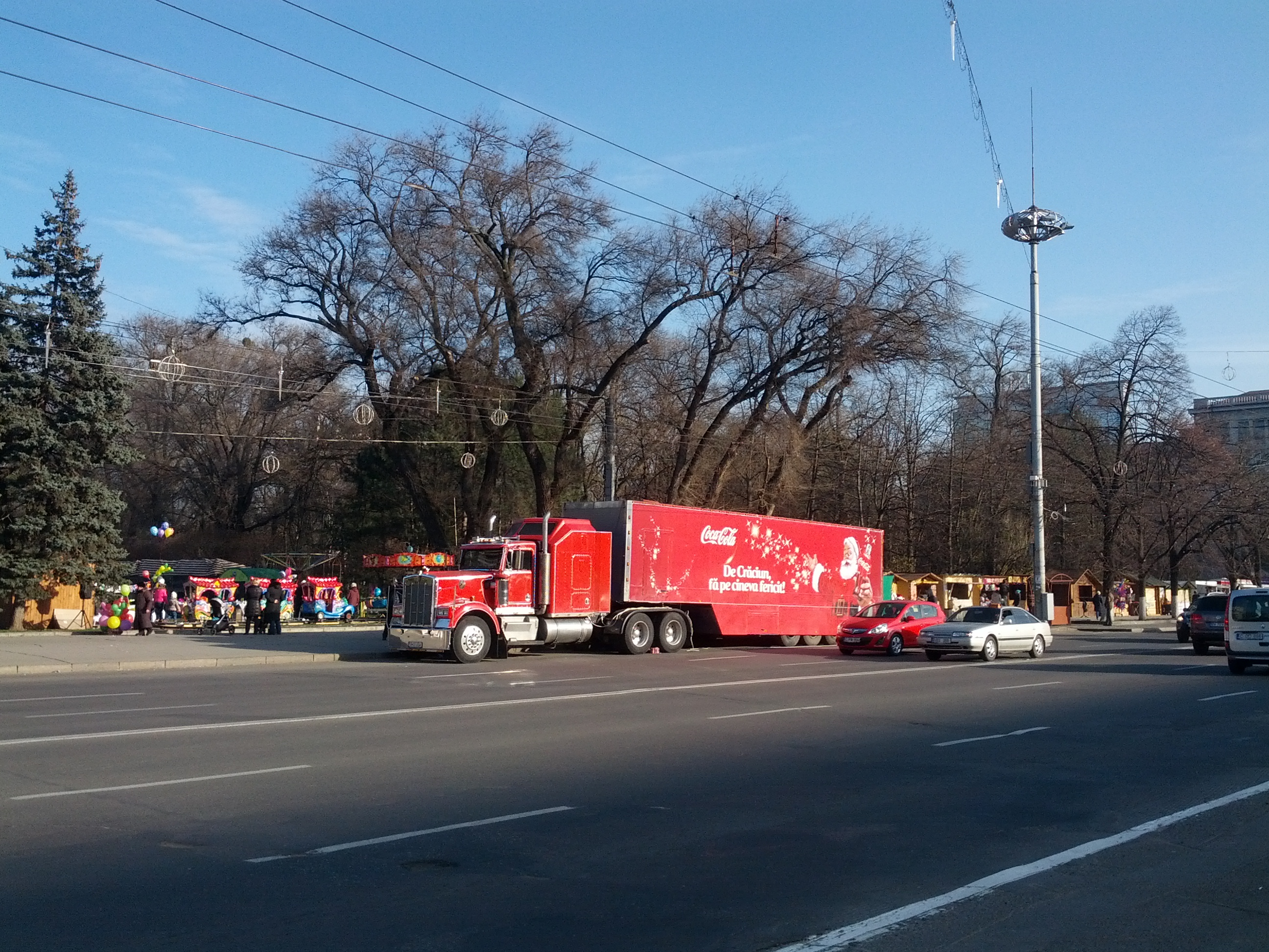 MD, Orasul Chisinau, Coca Cola Truck, De craciun fa pe cineva fericit !