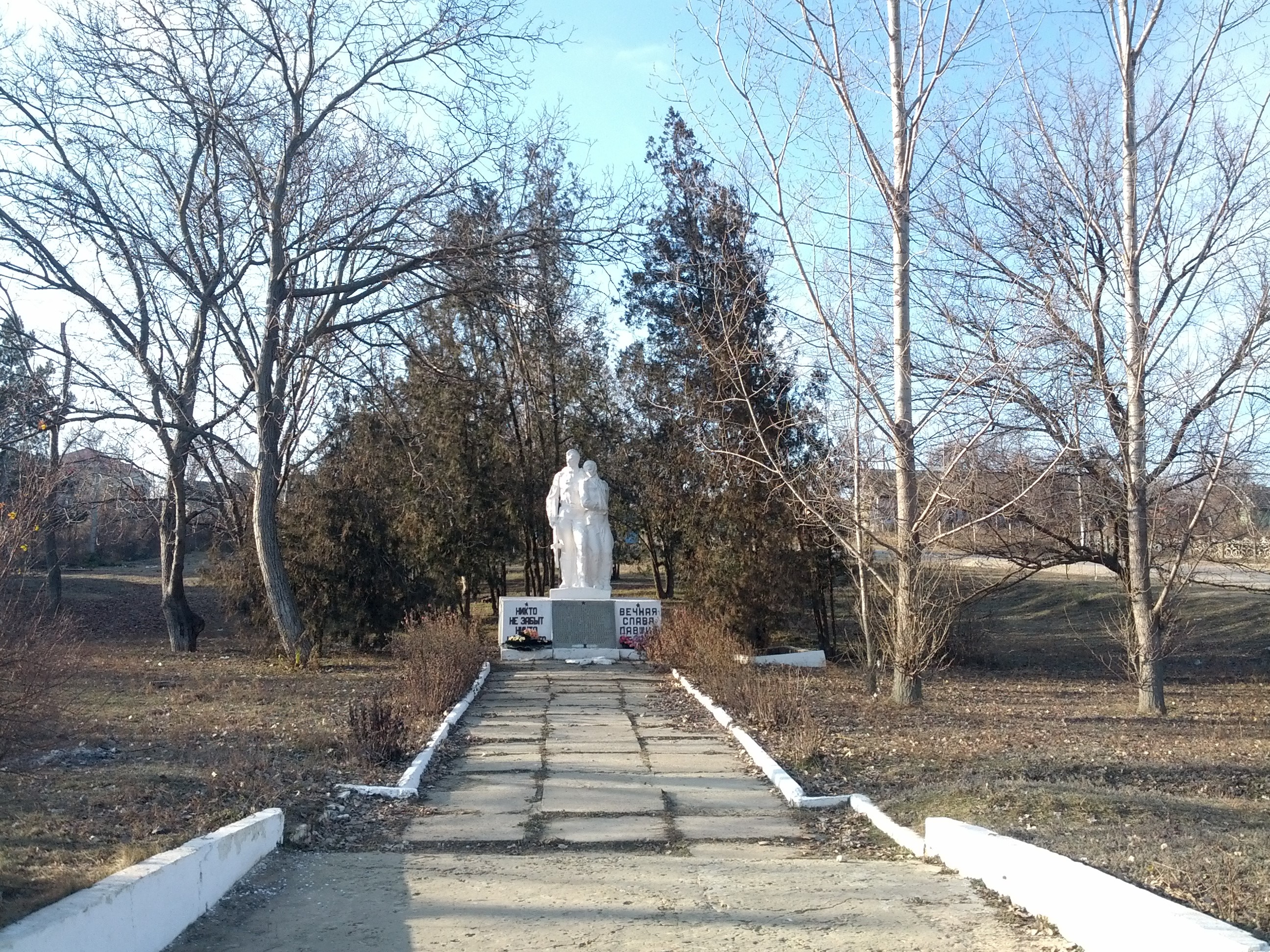 MD, Район Cahul, Satul Larga Noua, Monument eroilor cazuti in al 2lea razboi mondial