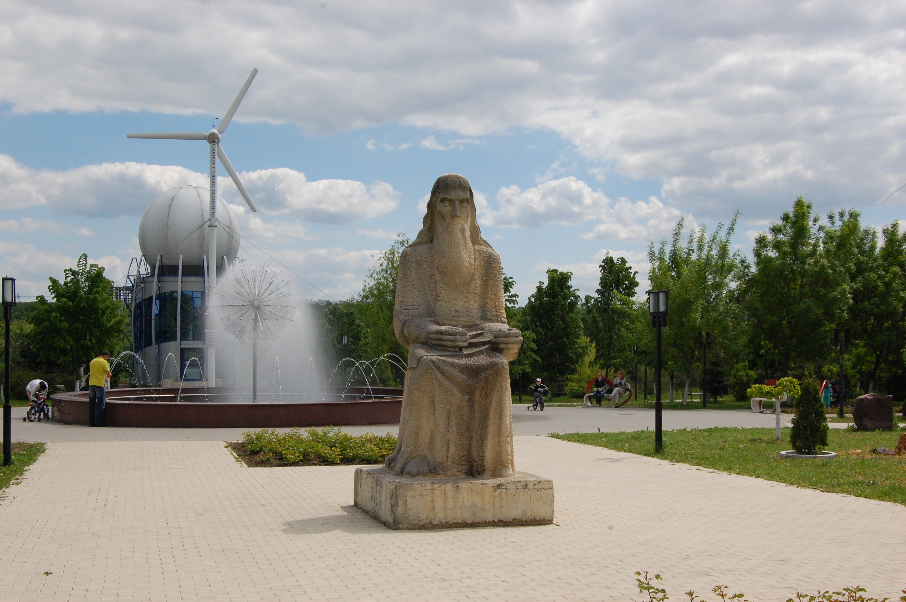 MD, Orasul Chişinău, Sculptura Invatatorul din parcul UTM