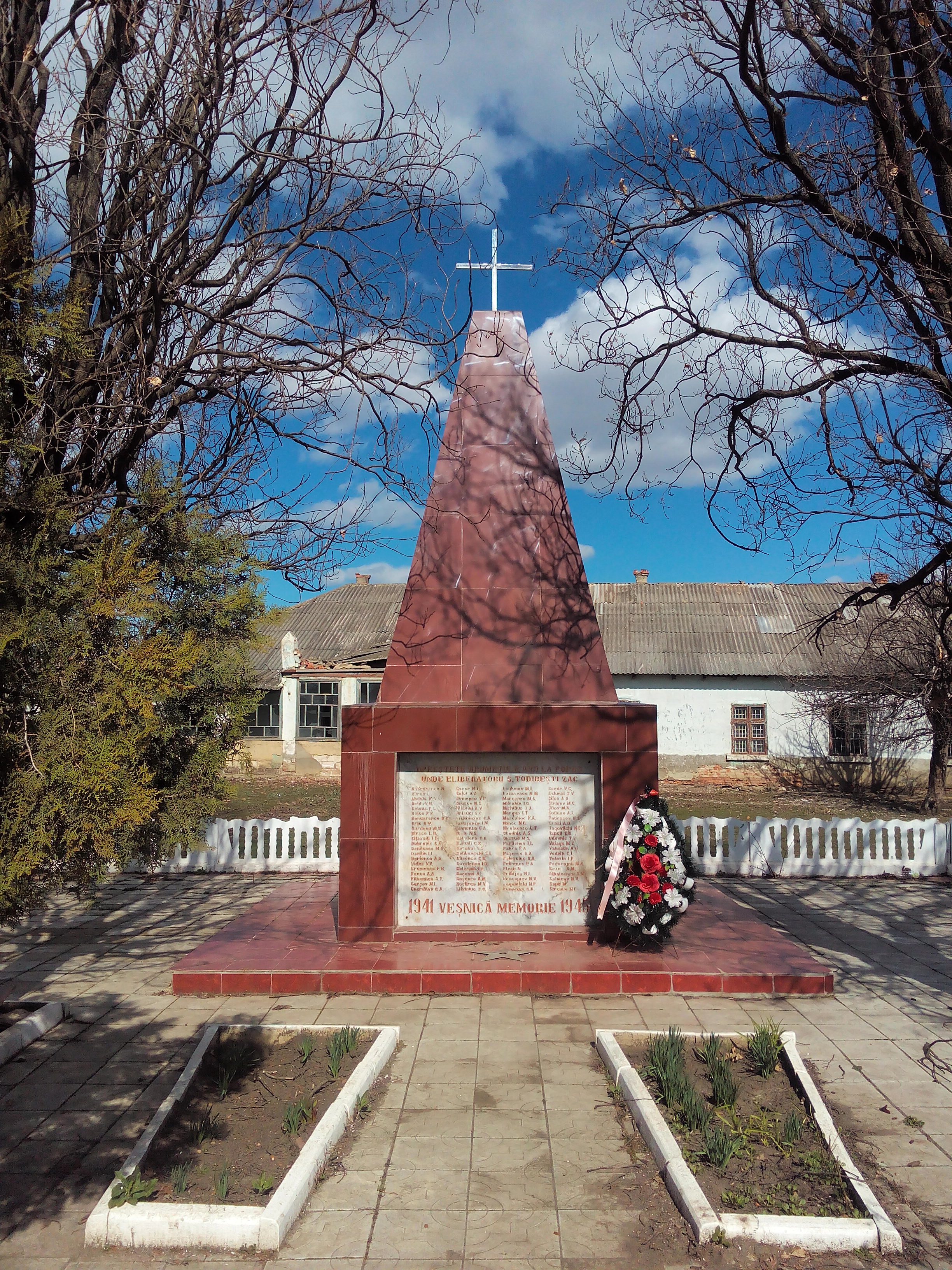 MD, District Ungheni, Satul Todiresti, Monumentul celor căzuți în cel de al doilea război mondial