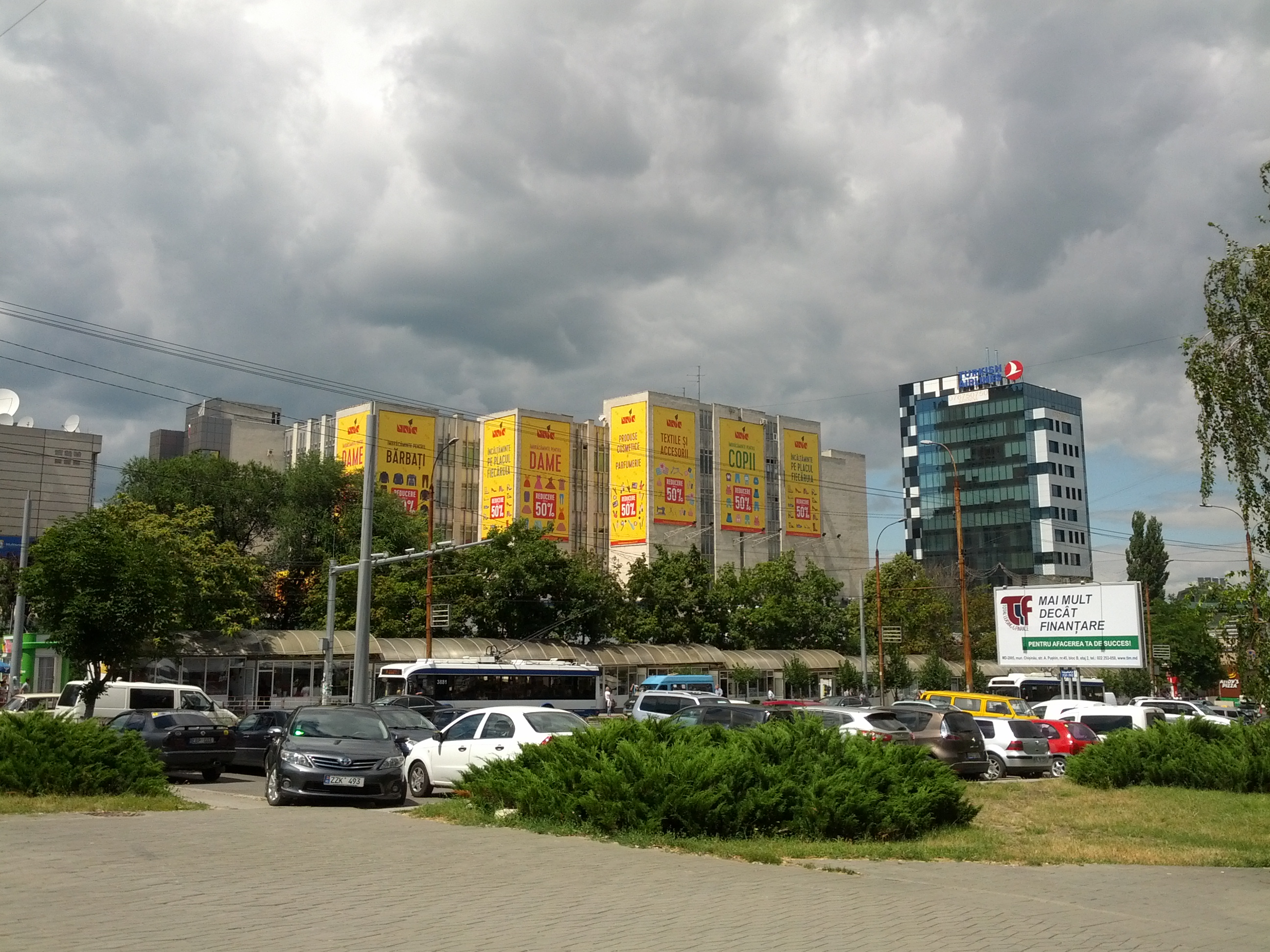 MD, Orasul Chisinau, Vedere spre UNIC, Buticuri de flori, Turkish Airlines