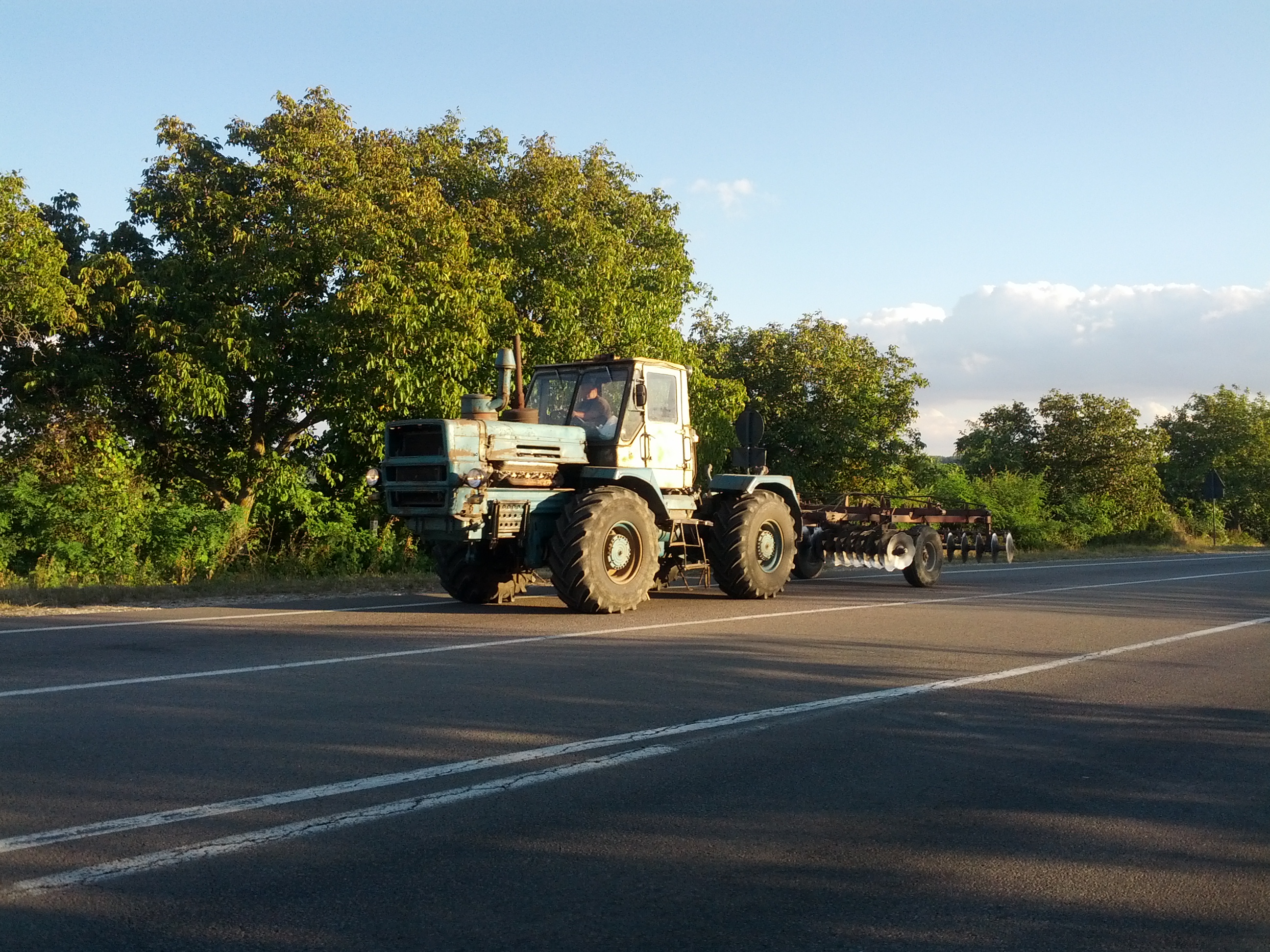 MD, Район Ialoveni, Satul Pojareni, Tractor T150 cu cultivator