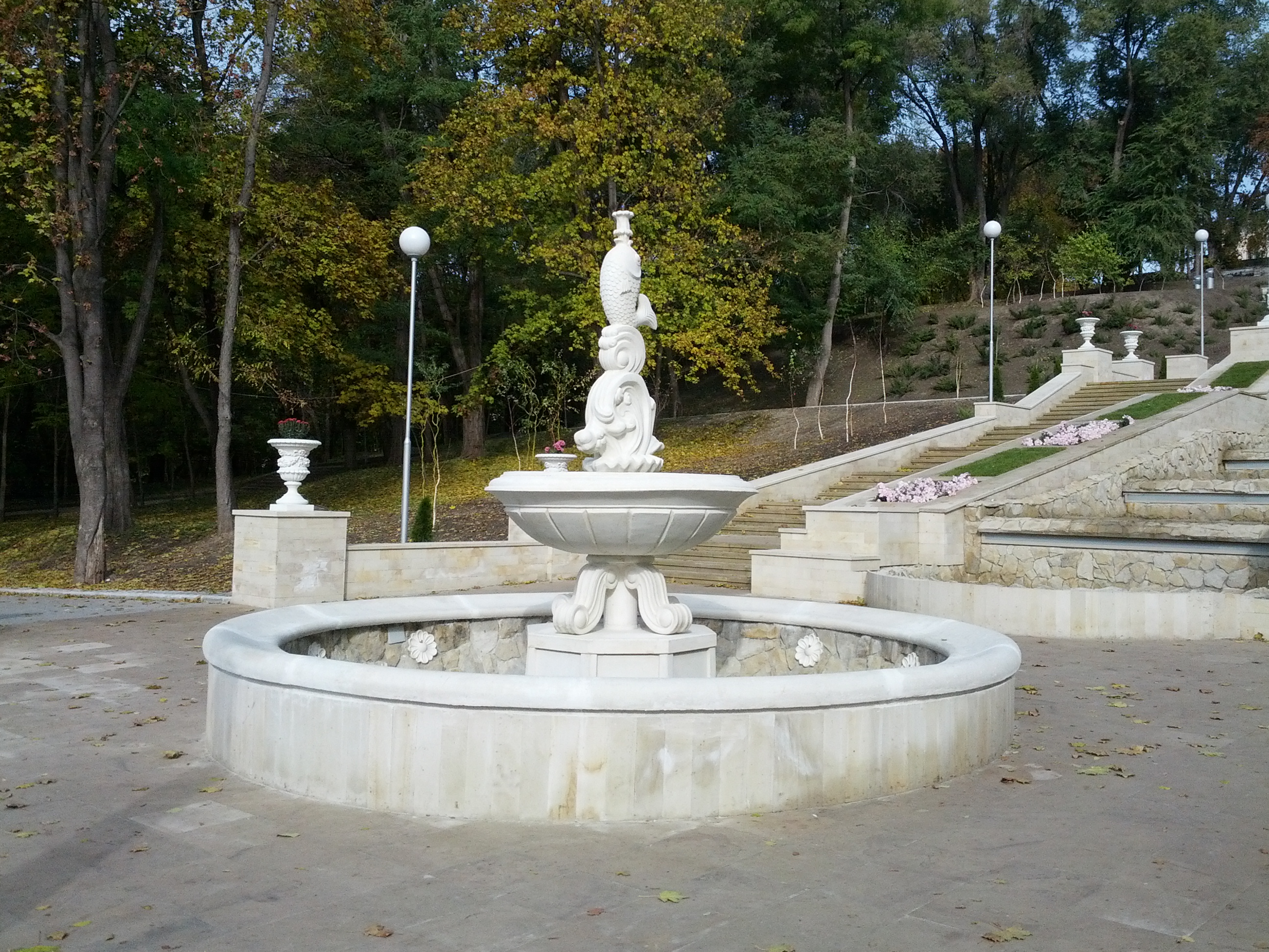 MD, Orasul Chişinău, Scarile renovate de la Valea Morilor, Havuz