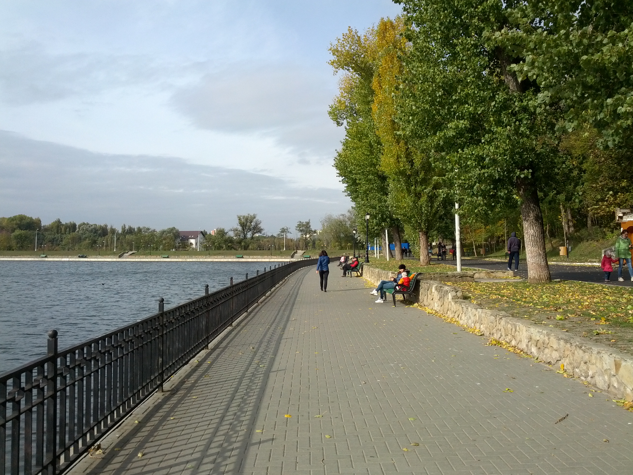 MD, Orasul Chisinau, Parcul Valea Morilor, Aleia de pe malul lacului