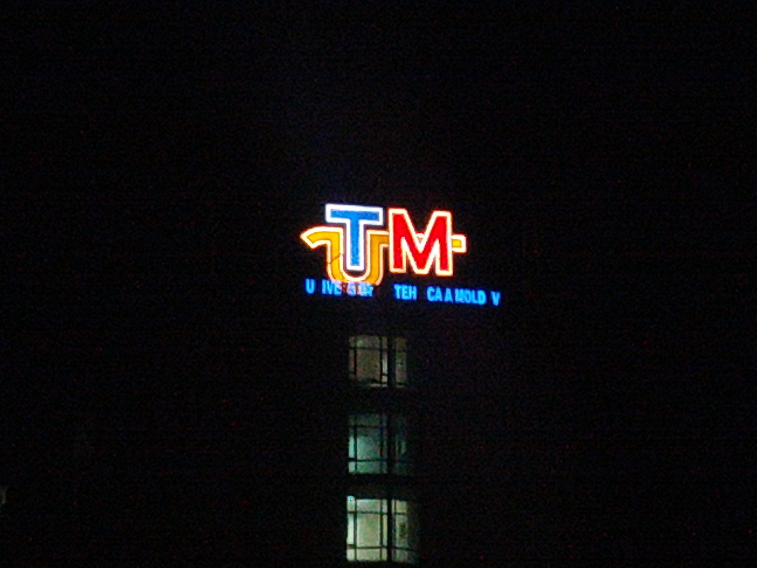 MD, Orasul Chisinau, Logoul Universitatii Tehnice din Moldova pe timp de noapte