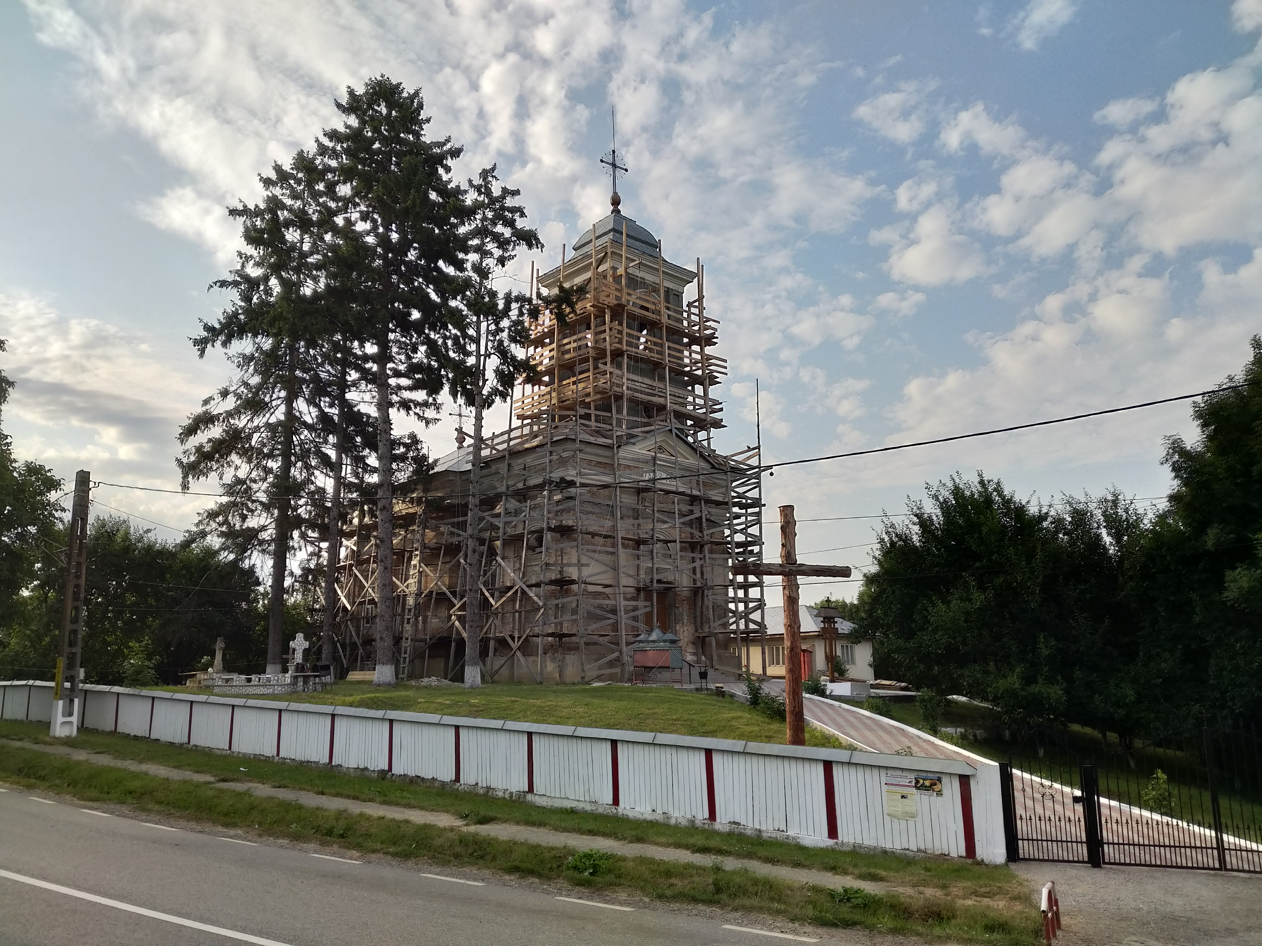 RO, Biserică în reconstrucție din satul Dumești