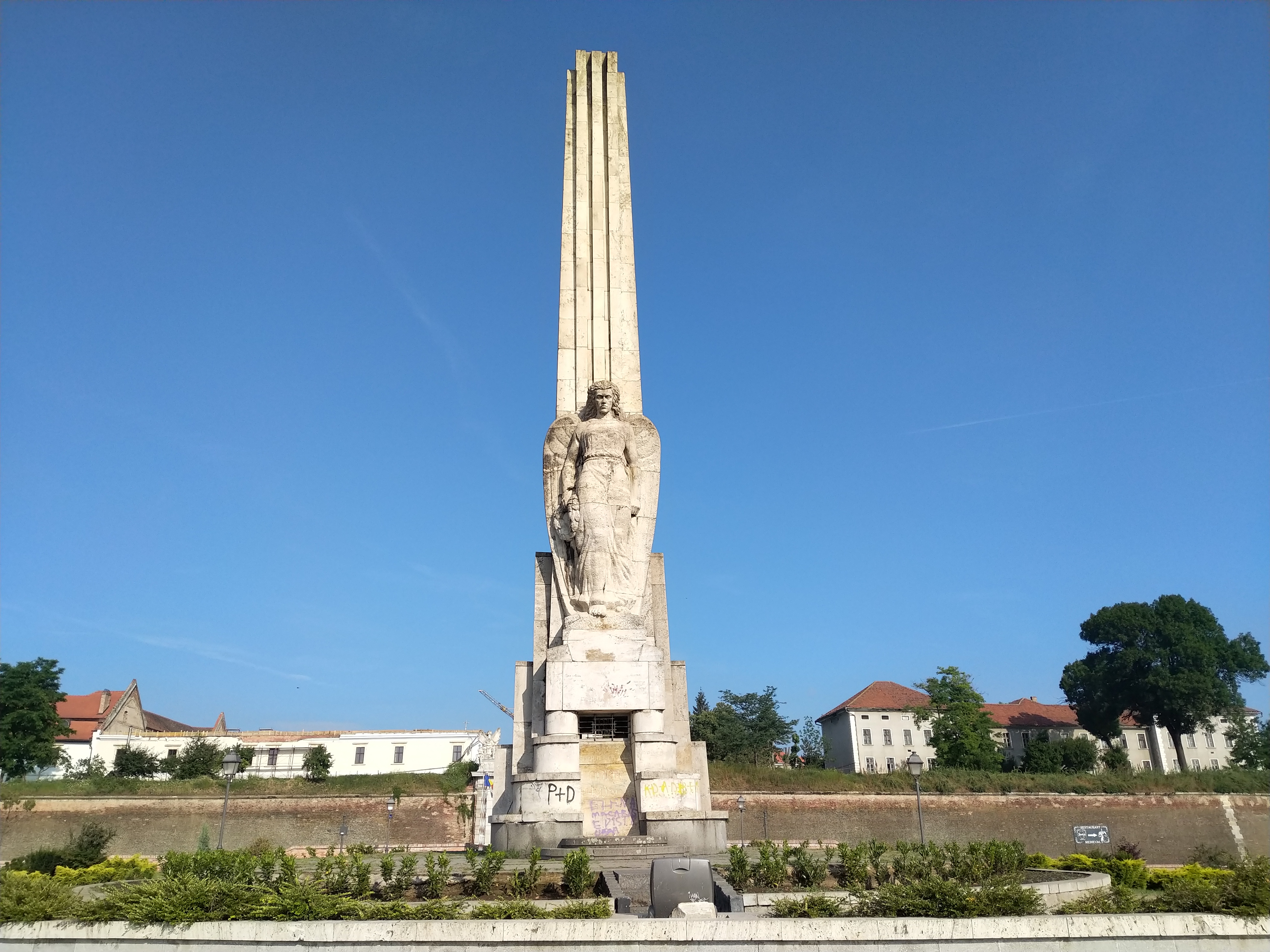 RO, Monument la intrarea in cetatea Alba Carolina