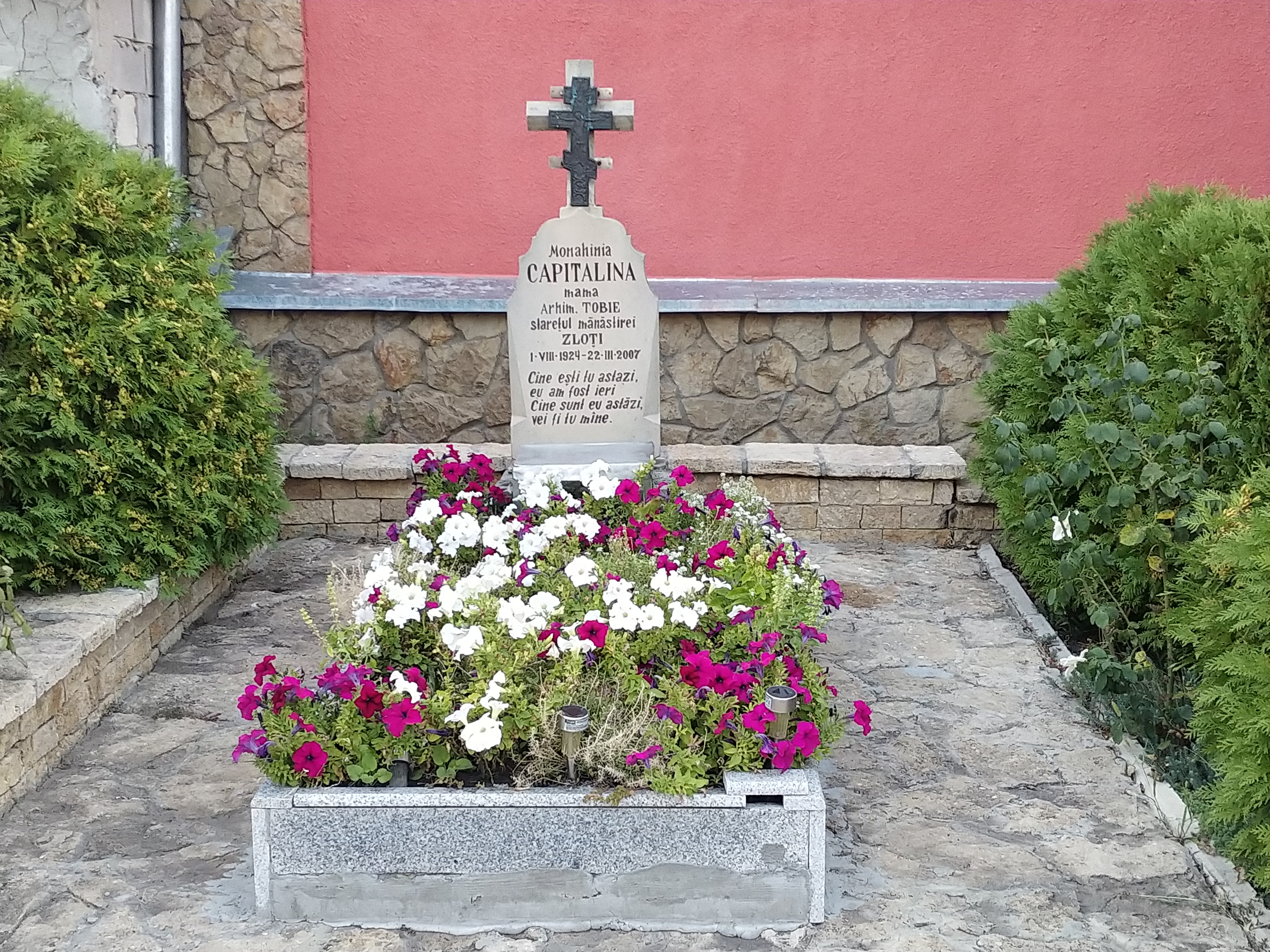 MD, District Cimislia, Satul Zloti (Statie de Cale Ferata), Mormânt la mănăstirea Zloț
