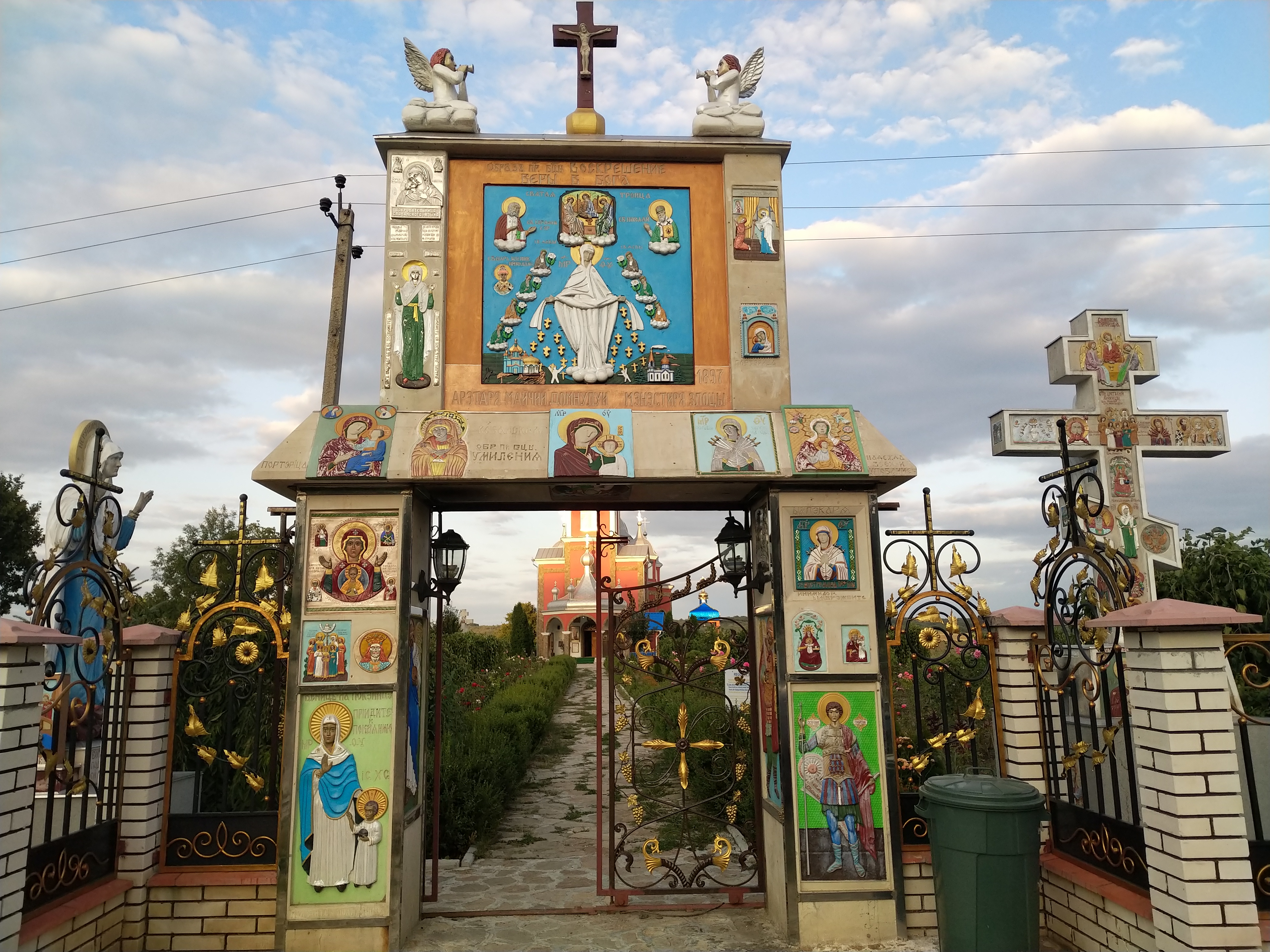 MD, Район Cimislia, Satul Zloti (Statie de Cale Ferata), Intrarea în mănăstirea Zloț
