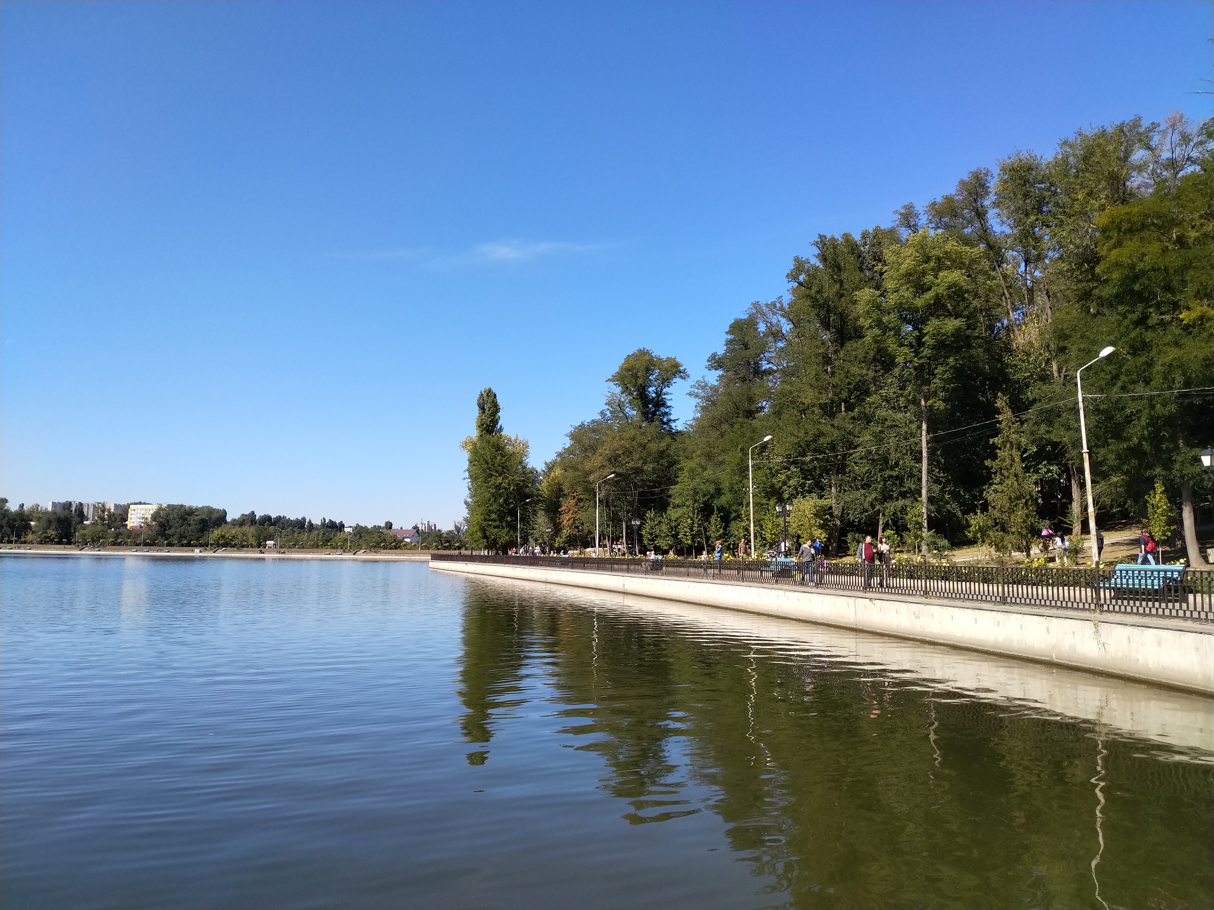 MD, Orasul Chisinau, Malul lacului Valea Morilor