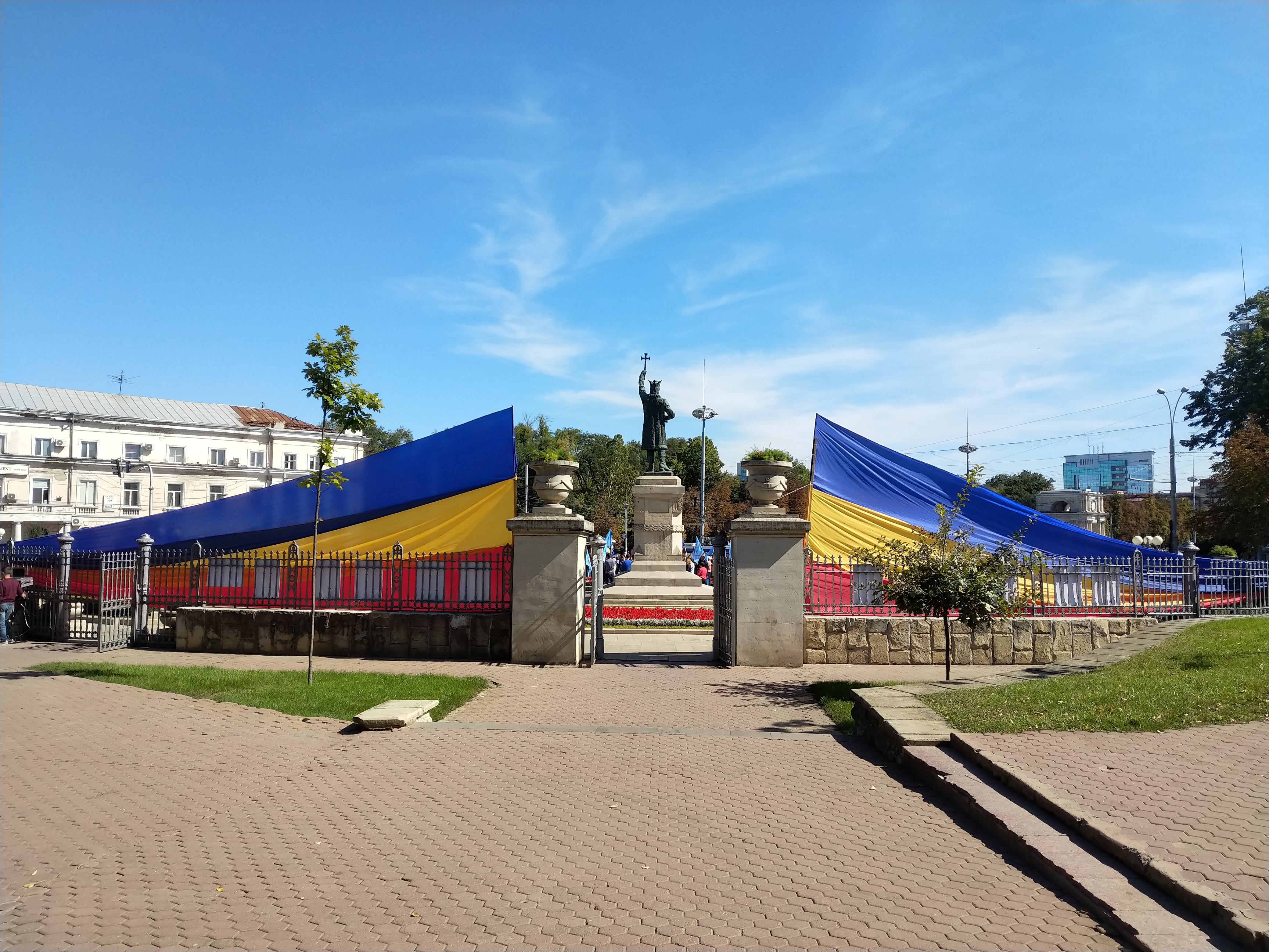MD, Orasul Chisinau, Tricolor la Întrarea în parcul central Ștefan cel Mare