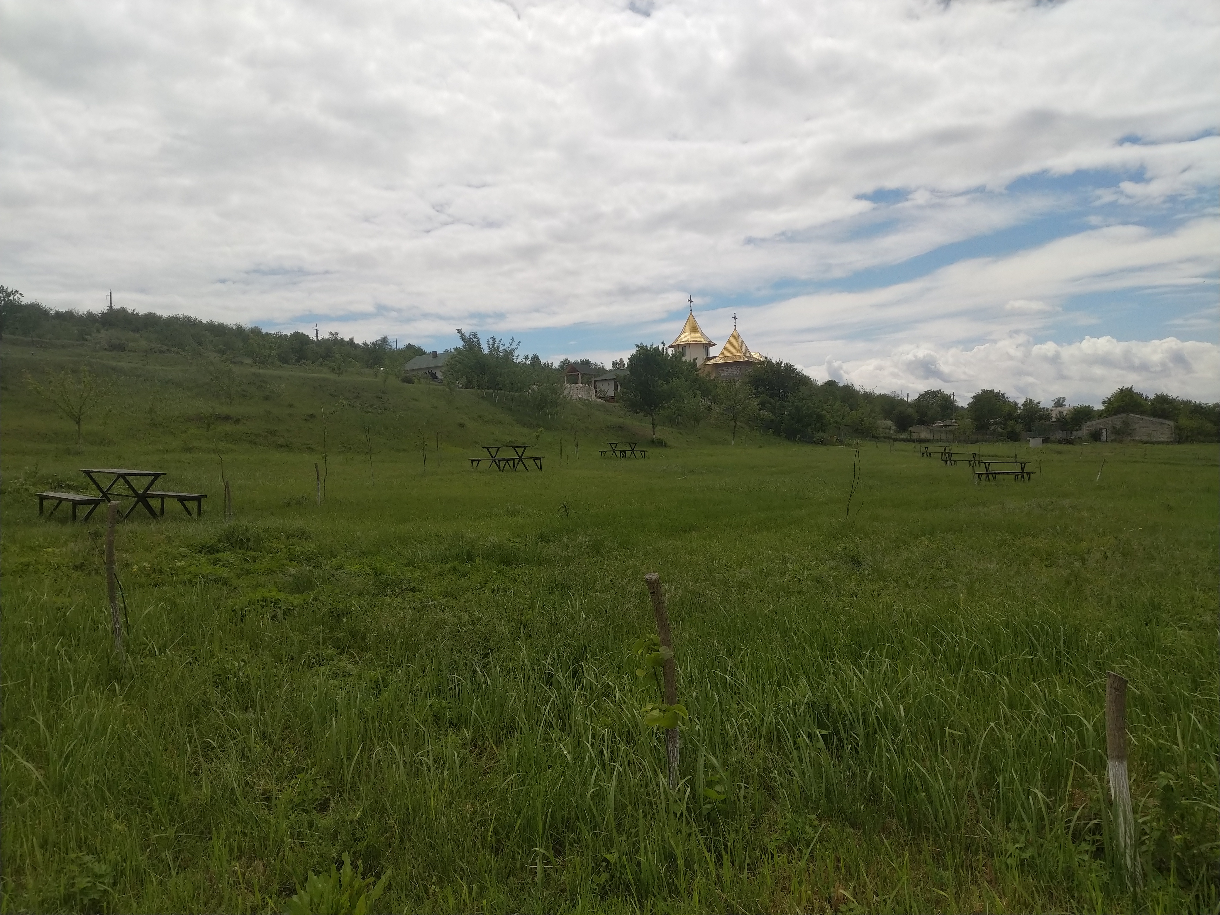 MD, District Cantemir, Satul Stoianovca, Gradina la Manastirea Eroilor