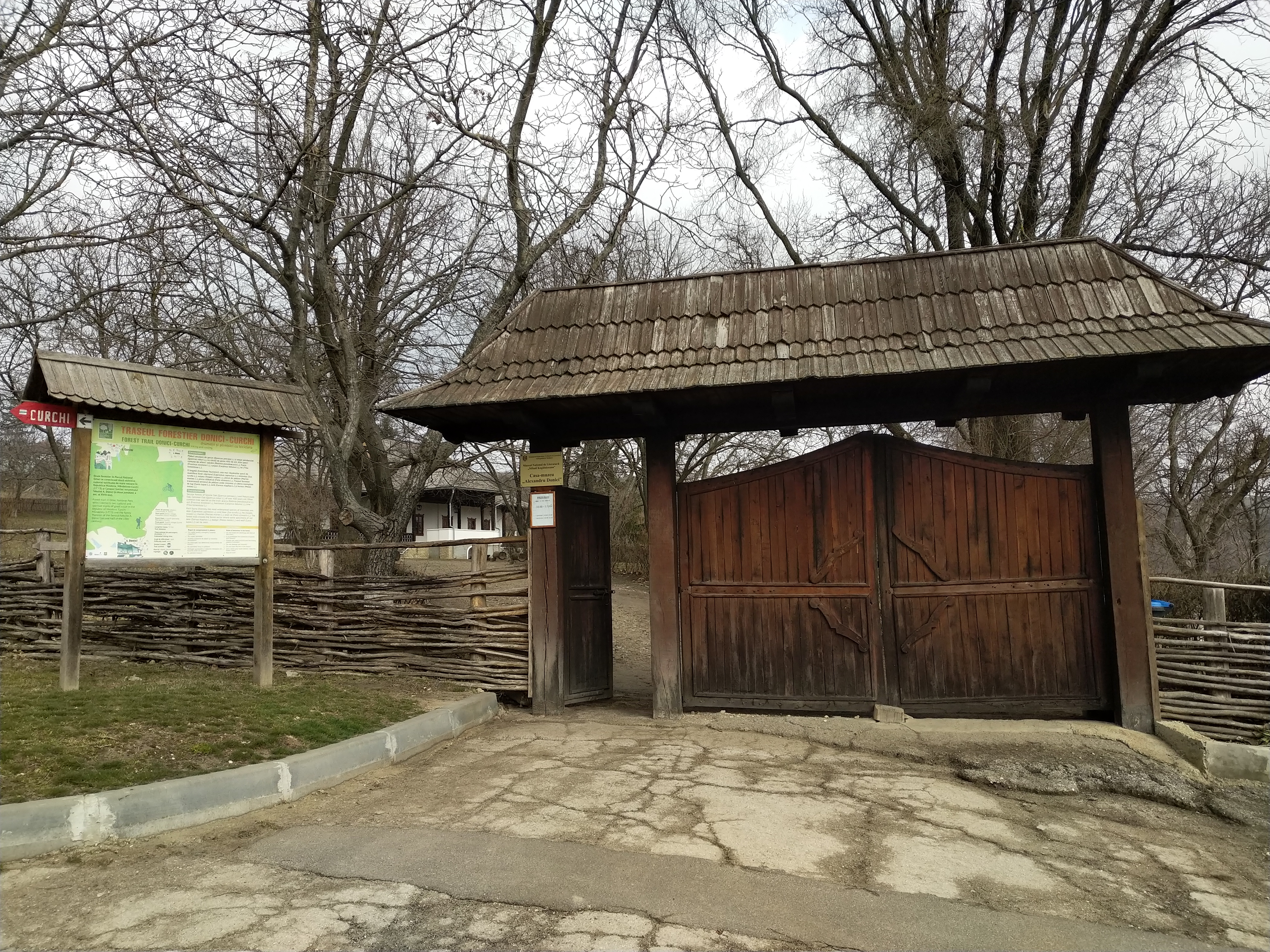 MD, Район Orhei, Satul Donici, Poarta la Casa muzeu Alexandru Donici