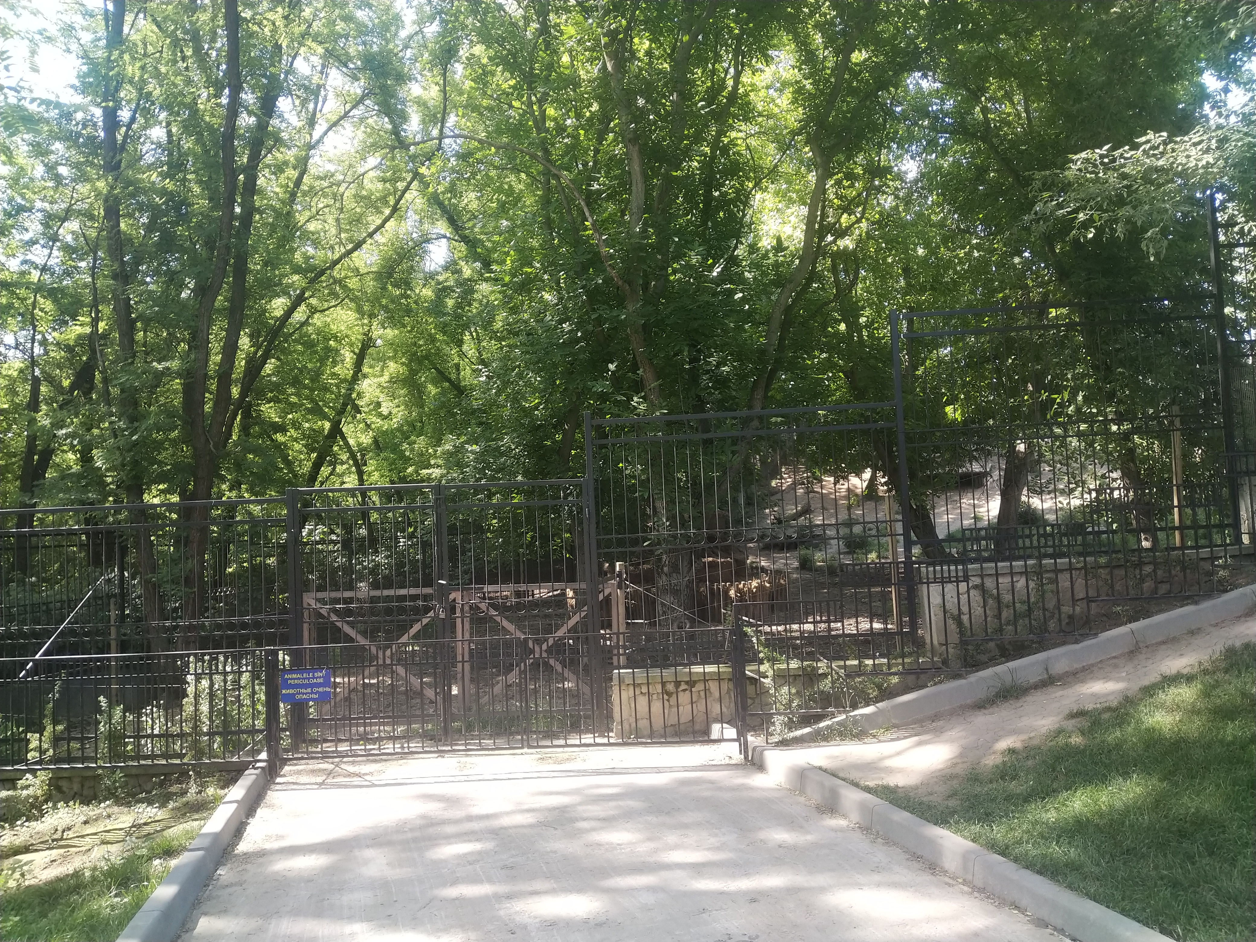 MD, Orasul Chisinau, Zooparc, ocol nou pentru lupi