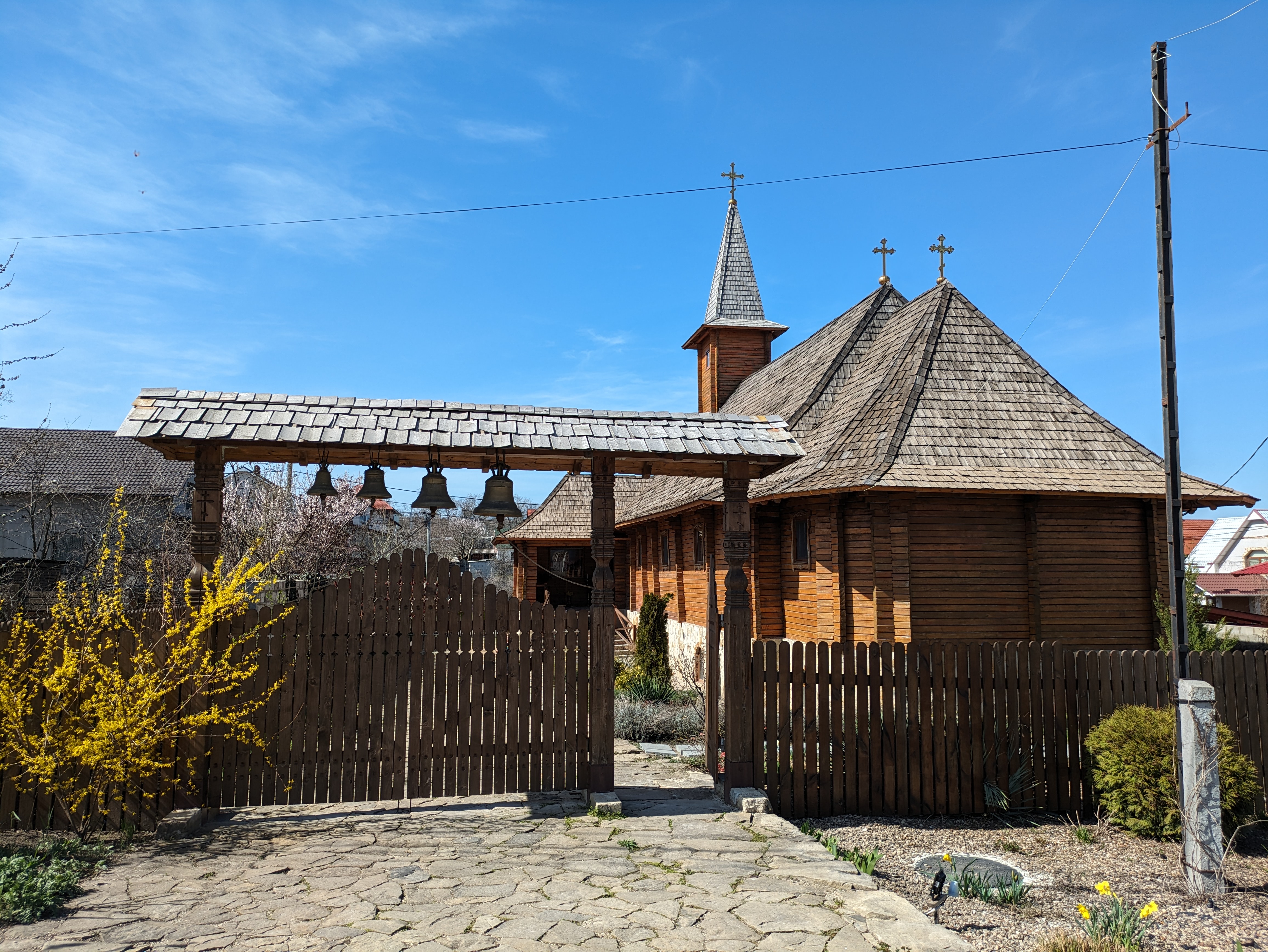 MD, Муниципалитет Chisinau, Orasul Cricova, Biserica de lemn, Clopote la intrare