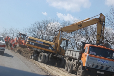 MD, Raionul Ialoveni, Satul Pojăreni, Drumul, Traseul, Chisinau-Hincesti in reconstructie, excavator, autobasculanta kamaz, tractor, Comapnia Rutador, construtori