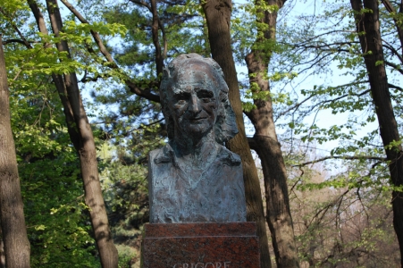 MD, Orasul Chişinău, Monumentul lui Grigore Vieru, Parcul National Stefan cel Mare, Gradina Publica
