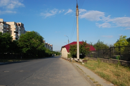 MD, Orasul Chisinau, Strada Valea Crucii, Linga Zooparc, Casa construita pe drum