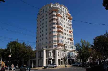MD, Orasul Chişinău, Complexul locativ Crown Plaza, vedere dinspre strada Serghei Lazo