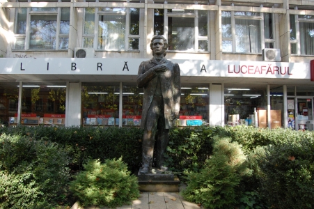 MD, Orasul Chişinău, Monument lui Mihai Eminescu, Libraria Luceafarul, 