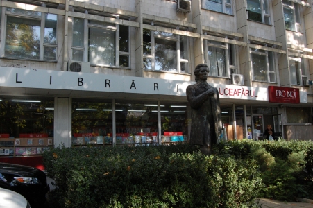 MD, Orasul Chişinău, Monument lui Mihai Eminescu în fața Uniunii Scriitorilor, Libraria Luceafarul, Pro Noi
