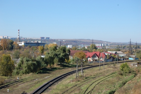 MD, Orasul Chisinau, Vedere de pe podul Mihai Viteazul spre Uzina de Tractoare Tracom, Cale ferată
