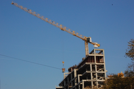 MD, Orasul Chişinău, Casă în construcție, Macara