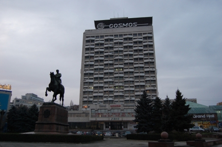 MD, Orasul Chişinău, Hotelul Cosmos, Monument lui Kotovskii