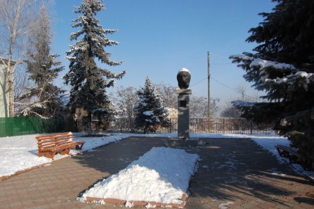 MD, Orasul Hincesti, Monument lui Eminescu