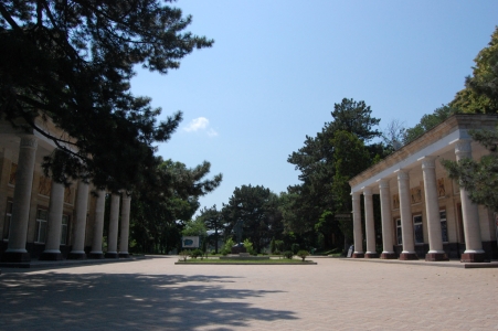 MD, Orasul Chişinău, Intrarea în parcul Valea Morilor, Monument lui Doina și Ion Aledea Teodorovici