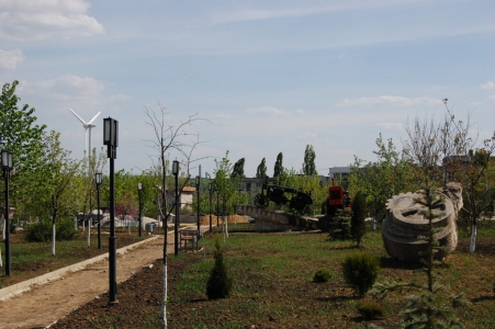 MD, Orasul Chisinau, Tractoare Monumente in parcul Universitatii Tehnice