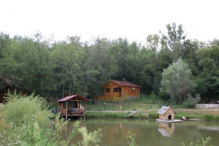 MD, Municipiul Chişinău, Satul Coloniţa, Poiana Bradului - Lacul, Casute din Lemn pe marginea lacului