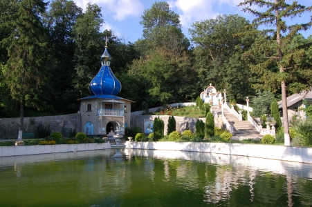MD, Raionul Străşeni, Satul Ţigăneşti, Manastirea Tiganesti, Havuzul si Lacul cu Lebede