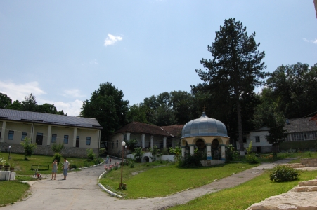 MD, Municipiul Chişinău, Satul Condriţa, Manastirea Sfintul Nicolae din Condrita, In curte