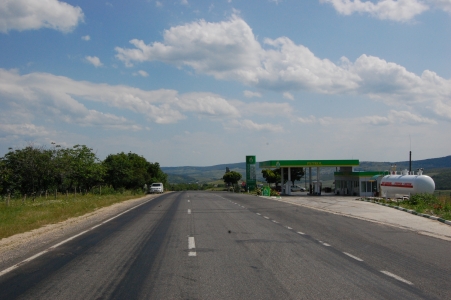 MD, Raionul Nisporeni, Satul Cristeşti, Drumul M1, Statia auto de alimentare Petrol