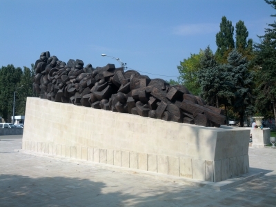 MD, Orasul Chişinău, Gara Feroviara, Monument In Memoria Victimelor Deportarilor Regimului Comunist, Vedere din spate