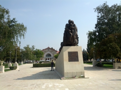 MD, Orasul Chişinău, Gara Feroviara, Monument In Memoria Victimelor Deportarilor Regimului Comunist, Vedere frontala