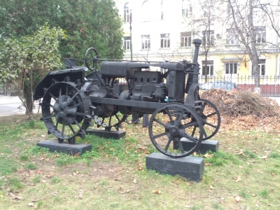 MD, Orasul Chişinău, Muzeul National de Istorie, Tractor pe roti metalice cu pinteni 