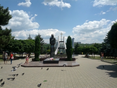MD, Orasul Chisinau, Complexului Memorial „Feciorilor patriei - sfîntă amintire“, Monumentul „Mama suferindă”