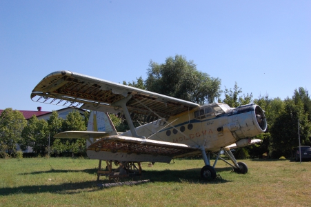 MD, District Ialoveni, Satul Costesti, Baza de odihna Costești, Avion Antonov An-2 Vedere dreapta fața