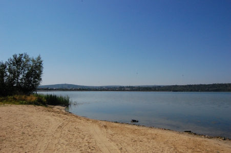 MD, Municipality Chisinau, Orasul Vatra, Malul lacului Ghidighici, Vedere spre orasul Vatra