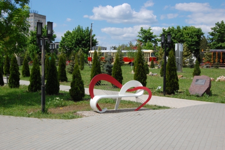 MD, Orasul Chisinau, Banca indragostilor in parcul UTM