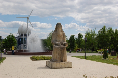 MD, Orasul Chisinau, Sculptura Invatatorul din parcul UTM