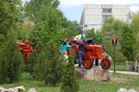MD, Orasul Chişinău, Tractoare exponate in parcul Universitatii Tehnice din Moldova